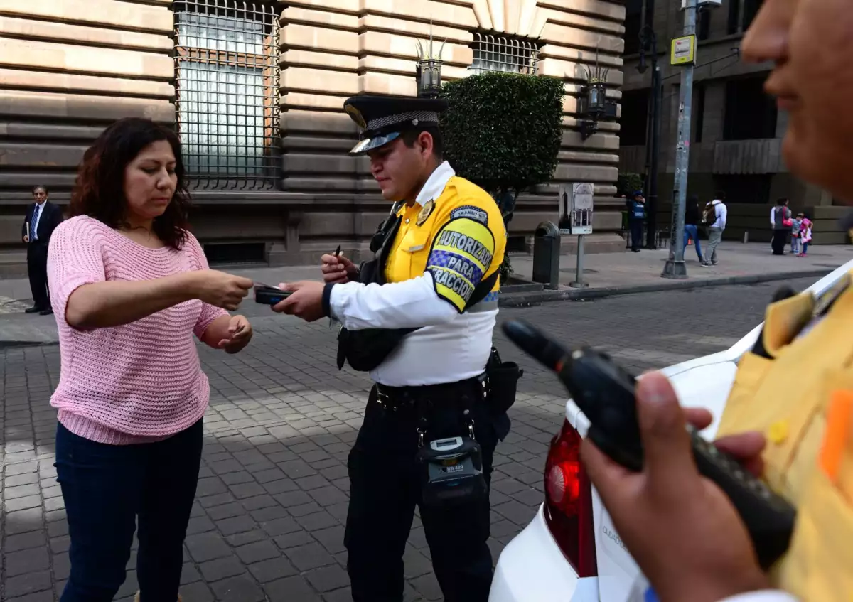 como-actuar-si-me-detiene-agente-transito