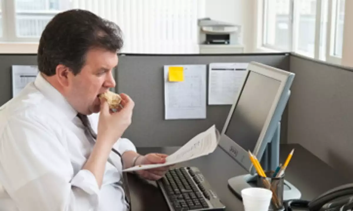 Las tardes en la oficina son el momento en que aumenta el consumo de comida chatarra. (Foto: Getty Images)