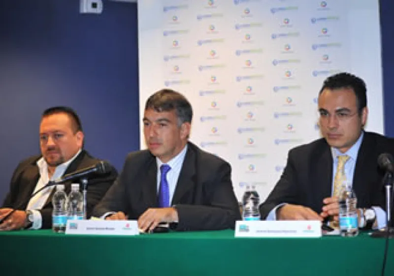 Gerardo Rodríguez (der) dijo que este programa es una opción viable para que cualquier persona pueda invertir en los instrumentos que emite el Gobierno Federal. (Foto: Cortesía SHCP)