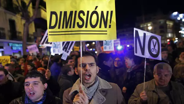 La oposición española pide la renuncia de Rajoy. El jefe del Gobierno dice estar trabajando para superar la crisis que afecta a España.