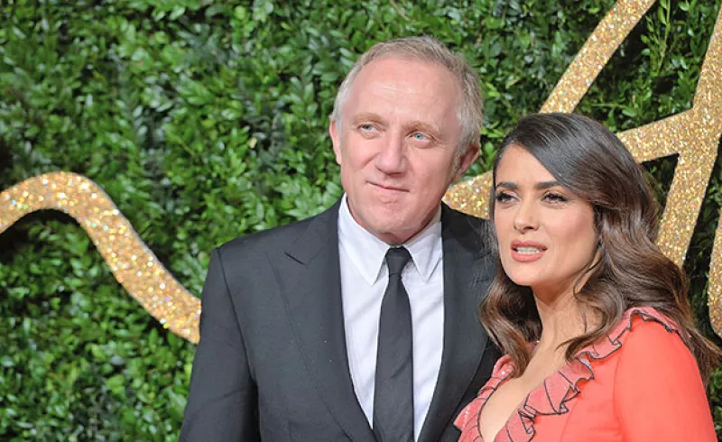 Aunque la actriz mexicana volvió a mostrar un escote de infarto, esto no fue lo que robó el spotlight en los British Fashion Awards, sino las muestras de cariño a su esposo.