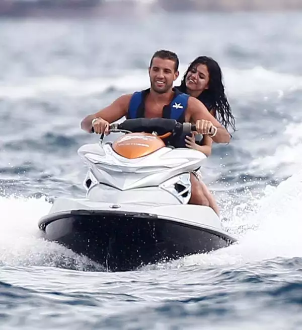 Selena celebró su cumpleaños con un nombre que ha sido identificado como Tommy Chiabra.