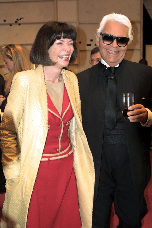 CHANEL FASHION SHOW FOR AUTUMN WINTER 2001 / 2002 , PARIS , FRANCE - 03/01