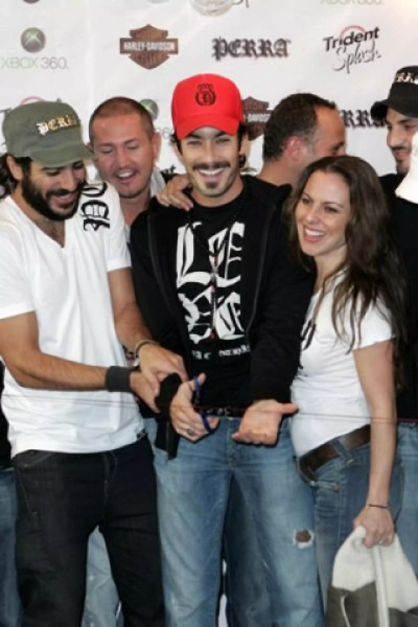 Kate del Castillo acompañó a Aarón a cortar el listón de su tienda de ropa.