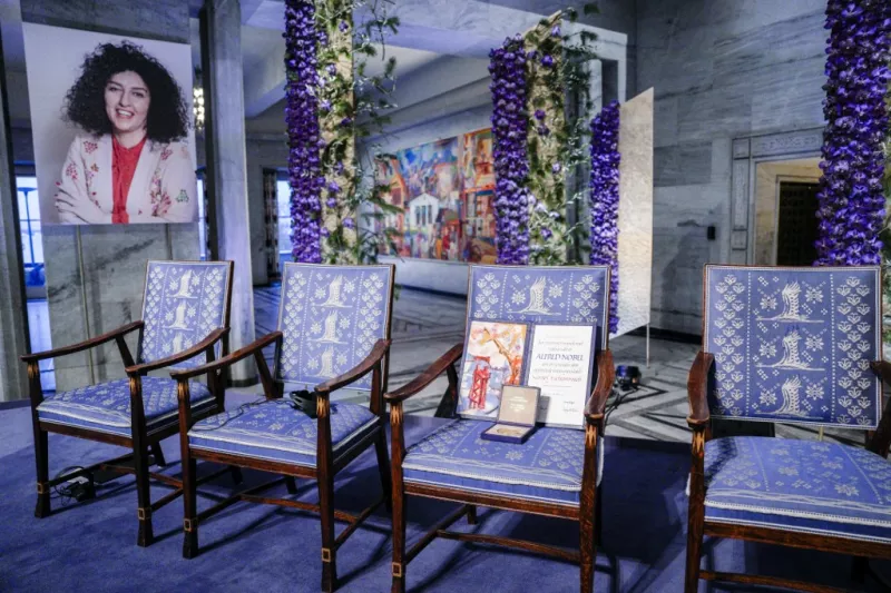 El retrato de la ganadora del Premio Nobel de la Paz de 2023, Narges Mohammadi, cuelga en un espacio vacío mientras su premio se ve en una silla durante la ceremonia del Premio Nobel de la Paz de 2023 en el Ayuntamiento de Oslo el 10 de diciembre de 2023.