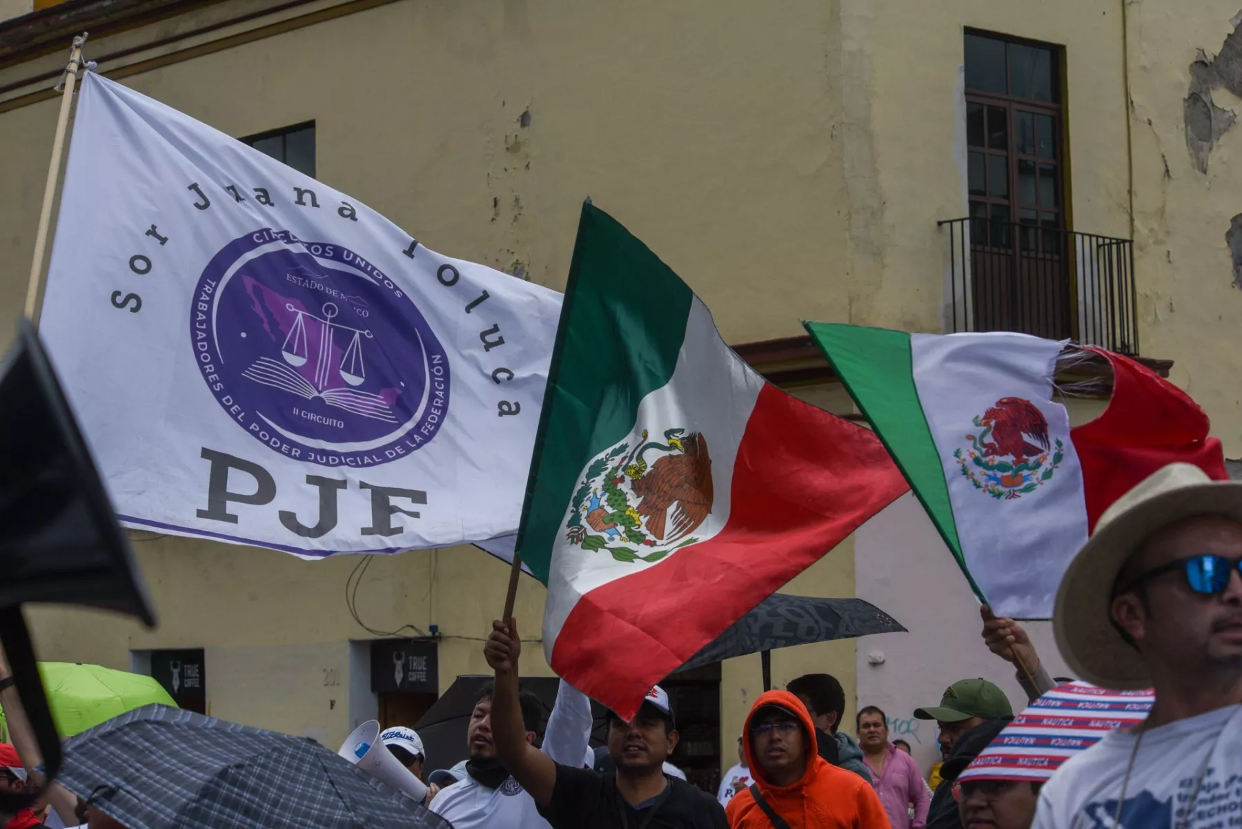 Protestan trabajadores PJ Legislatura local -7.jpg