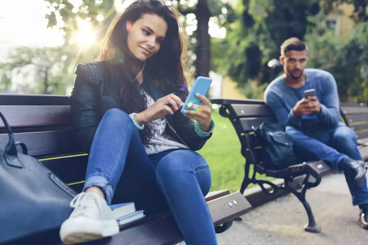 Dos estudios comprobaron las posturas corporales que atraen a más personas en apps y sitios de ligue.