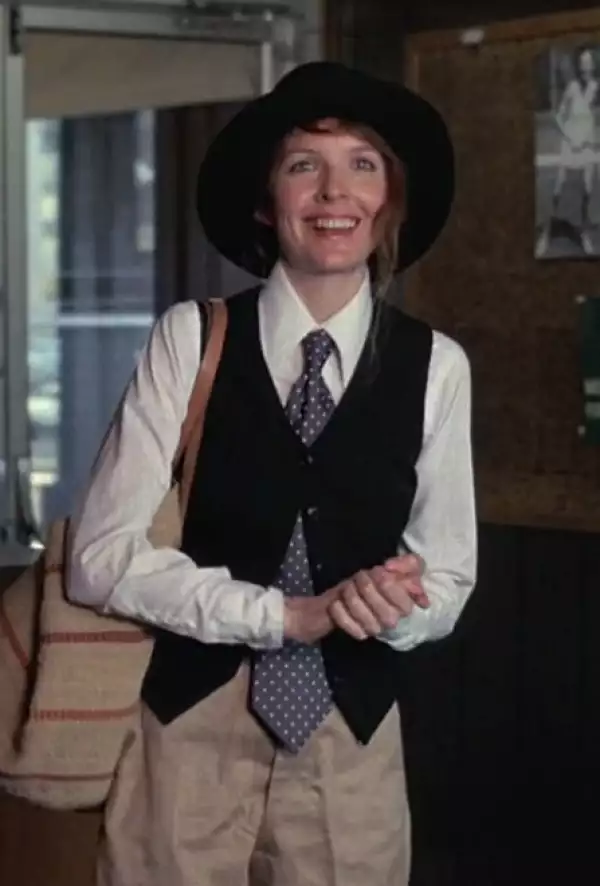 Woody Allen no sólo apostó por qué el filme lo protagonizara una de sus grandes musas: Diane Keaton, sino que pidió que mantuviera su propio estilo, abriéndole paso a la aceptación del `menswear´ entre el público femenino.