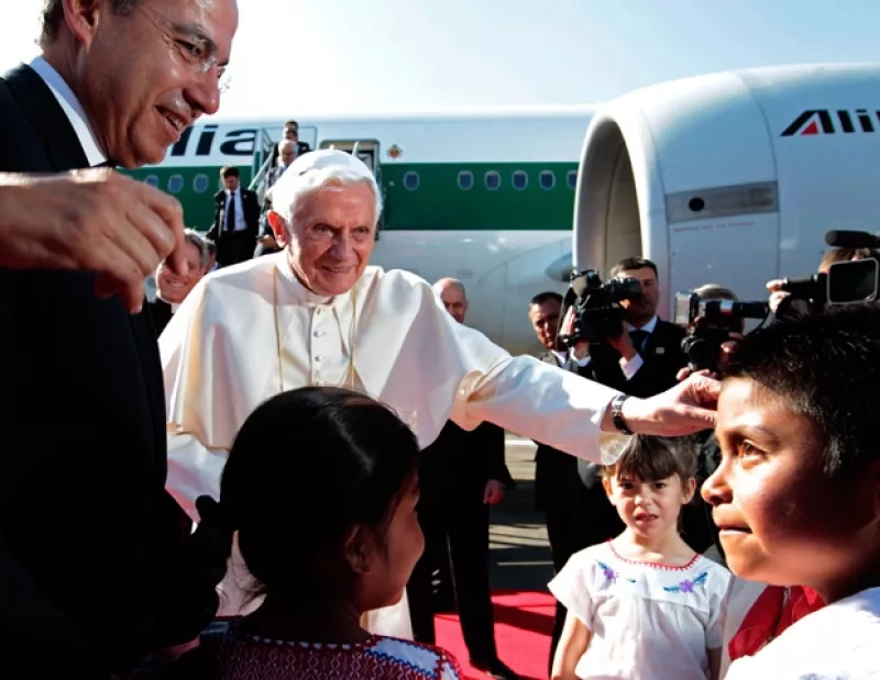 Su Santidad llegó al Aeropuerto Internacional del Bajío a las 16:30 horas, fue recibido por el presidente Felipe Calderón y su esposa Margarita Zavala.