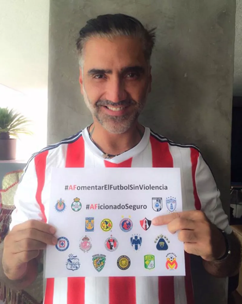 Ayer, Atlas y Chivas disputaron los cuartos de final de la liquilla mexicana y además de apostar el portar al siguiente día la playera del equipo contrario, también hubo mucho dinero de por medio.