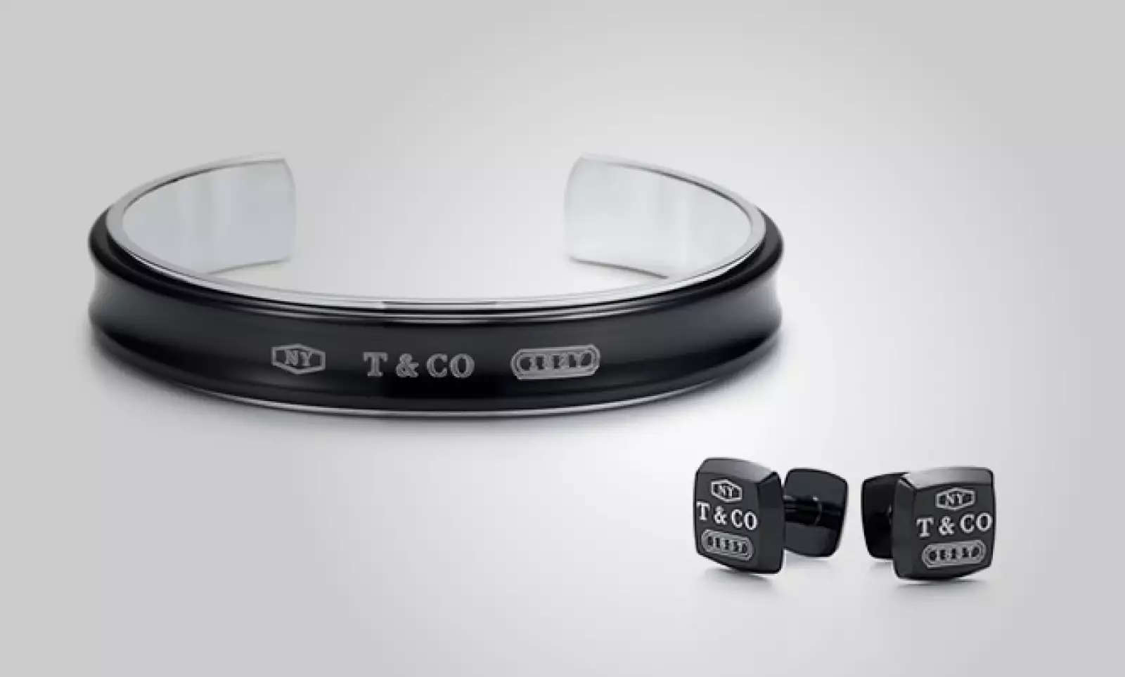 Con un estilo mucho más moderno, combina esta pulsera de plata y las mancuernillas.