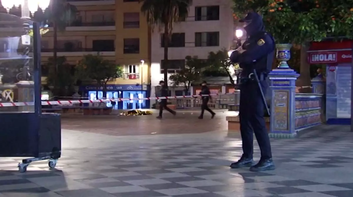 Un oficial de policía hace guardia en la escena de un apuñalamiento en una iglesia en Algeciras, España, el 25 de enero de 2023 en esta captura de pantalla de un video.