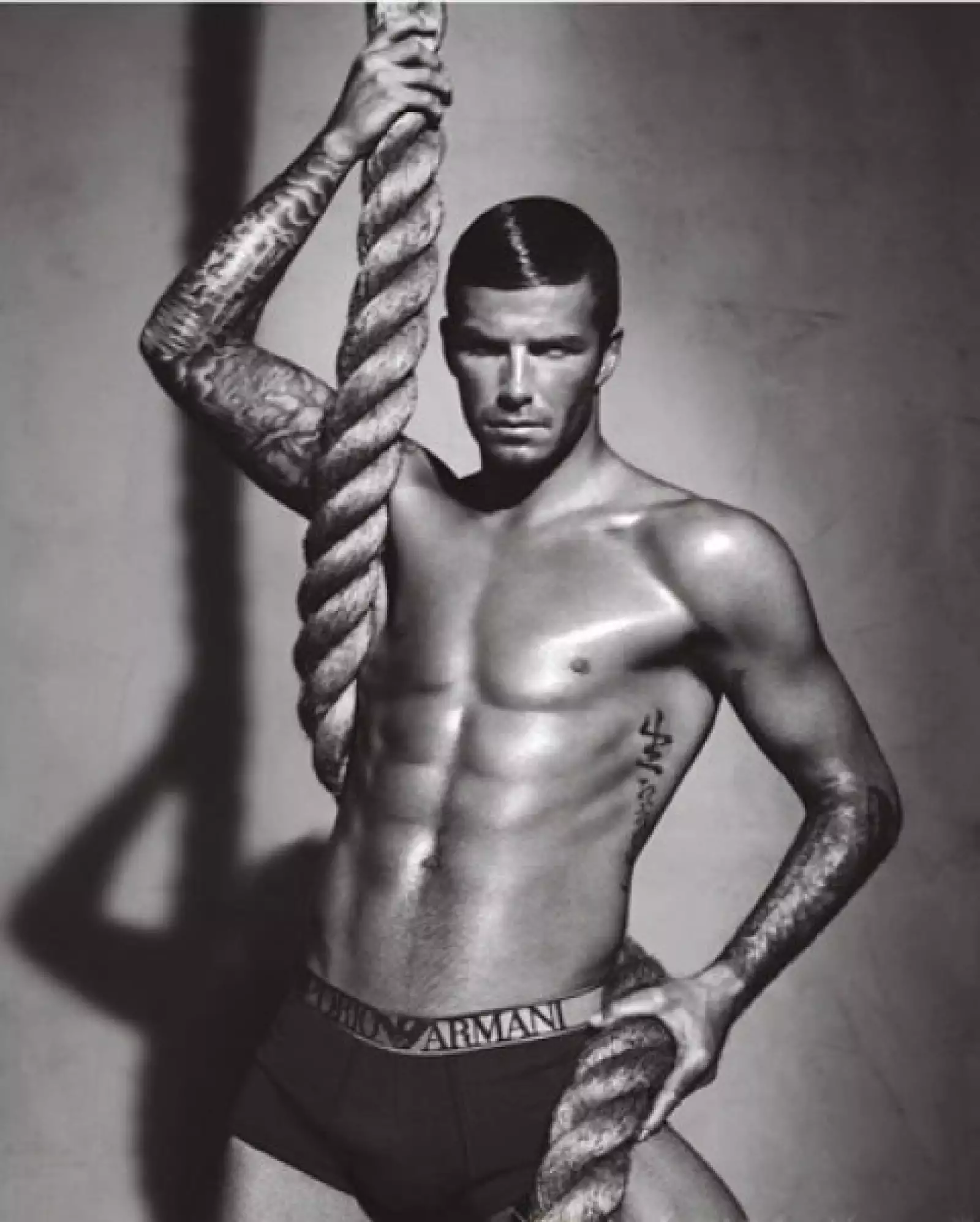 La estrella del LA Galaxy, David Beckham, tiene diferentes diseños en todo el cuerpo: los nombres de sus hijos, Brooklyn, Romeo y Cruz, un ángel guardián en la espalda, cruces y caracteres chinos en el torso.