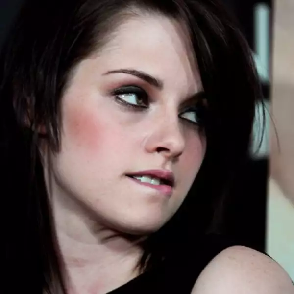 No importa la importancia del evento. Si ella quiere mezclar un vestido couture con una chamarra de piel y Converse, lo hace.