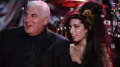 Padre de Amy Winehouse indemnizará a amigas de su hija por disputa de objetos subastados