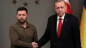 El presidente turco Tayyip Erdogan y el presidente ucraniano Volodymyr Zelenskiy se dan la mano mientras asisten a una conferencia de prensa en Estambul, Turquía, el 8 de julio de 2023.