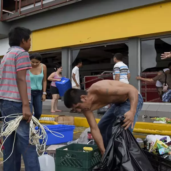 Esta imagen muestra los saqueos a las tiendas de la marca OXXO, propiedad de la empresa FEMSA.