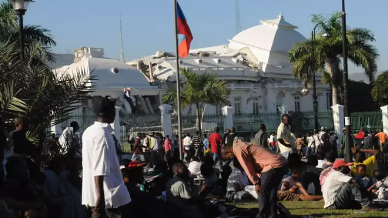 El pasado martes, un terremoto de grado 7.0 destruyó la isla caribeña de Haití. En la foto, escombros del palacio de gobierno en Puerto Príncipe.