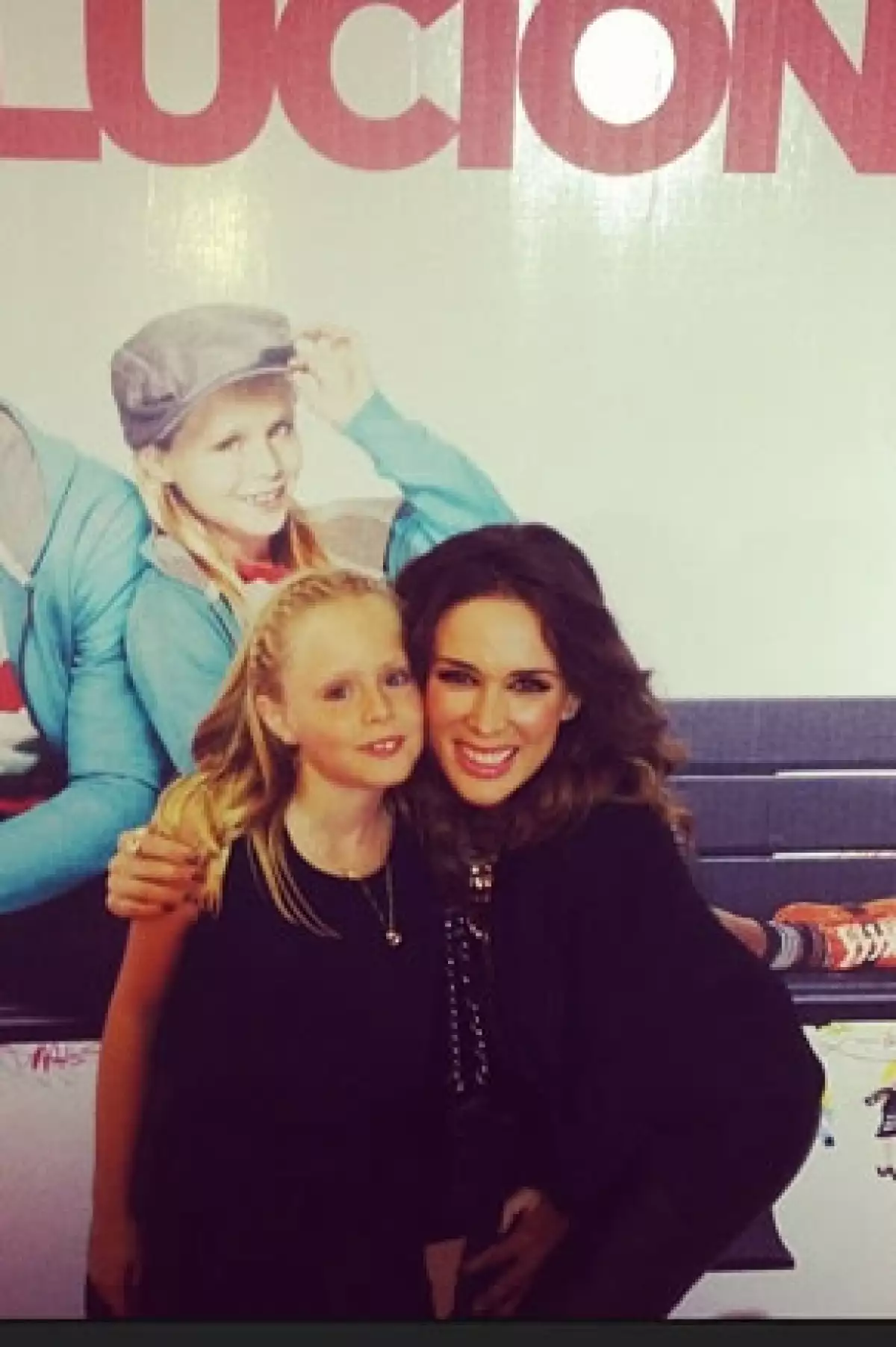 Jacky Bracamontes compartió una foto en su cuenta de Instagram donde aparece con su esposo, Eugenio y Alessandra en el cine, el divertido grupo fue a ver “No se aceptan devoluciones”.