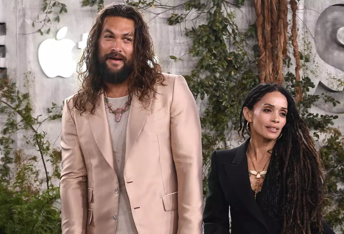 Pillan a Jason Momoa llevando el árbol de Navidad a casa de Lisa Bonet  meses después de su separación