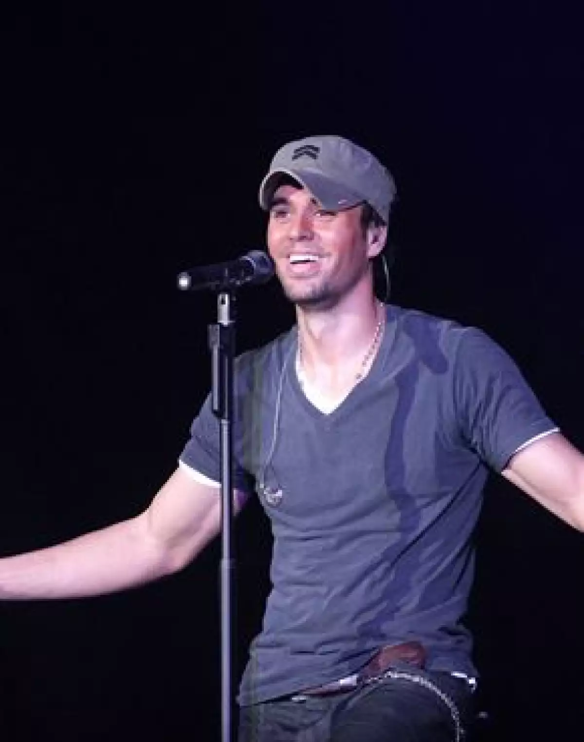 El cantante español se presentó con gran éxito la noche de ayer en el Auditorio Nacional de la Ciudad de México ante más de 10 mil personas.