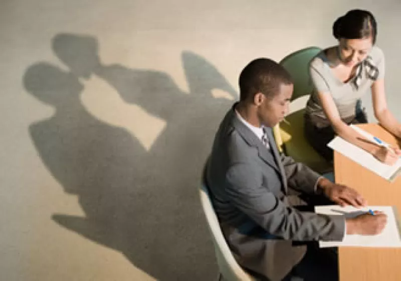 Expertos recomiendan tener cuidado con los romances en el trabajo para evitar poner en riesgo la relación laboral. (Foto: Jupiter Images)