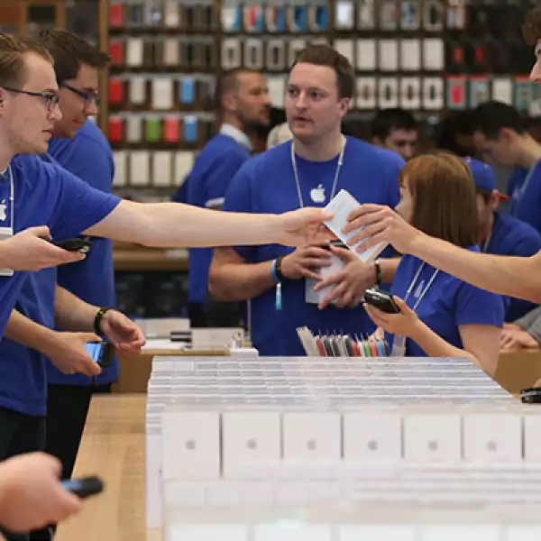En Berlín, los genios de Apple sacaron todo su inventario de iPhone 6.