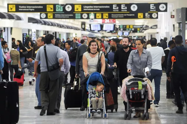 familia con niños en el aeropuerto de méxico 