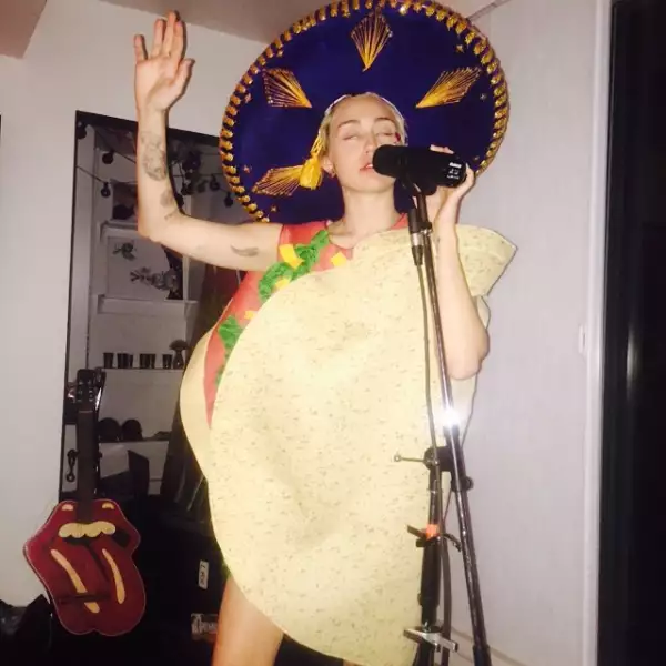 Una especie de homenaje a Taco Bell por parte de Miley.