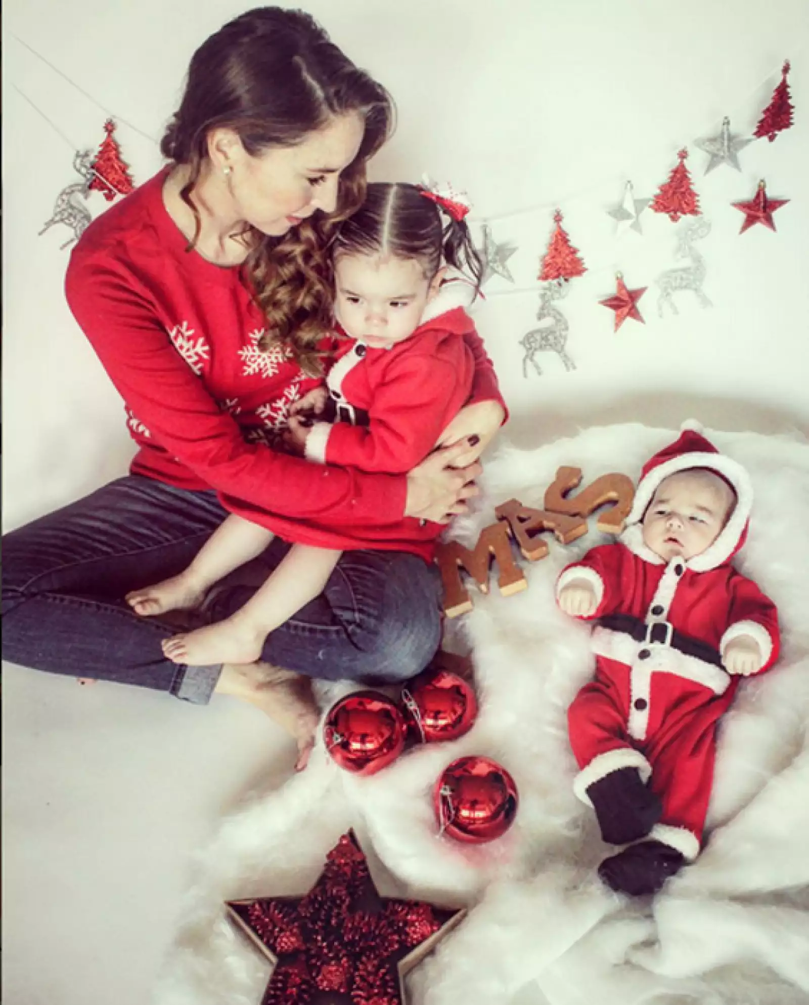 A Andrea le fascina vestir a sus hijos de manera muy similar. Así fue como celebraron los pequeños Regina y Federico la Navidad pasada.