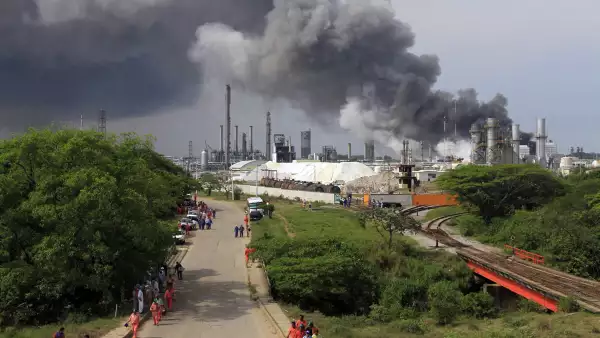 Se cuentan decenas de heridos tras explosión en refinería de Pajaritos.