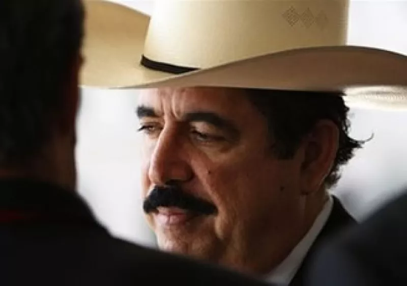 Zelaya sostuvo una reunión con la Secretaria de Estado estadounidense Hillary Clinton. (Foto: AP)