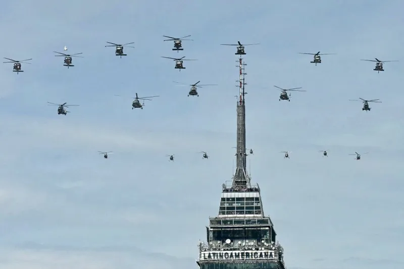 Helicópteros de las Fuerzas Armadas sobrevuelan la Torre Latinoamerica en el marco del Desfile Cívico Militar del 16 de septiembre de 2026.