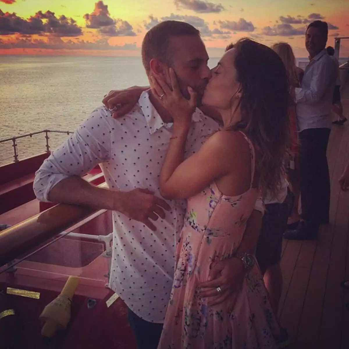 A pesar de los rumores de ruptura, la pareja de actores demuestra que el amor triunfa al final. Con una romántica foto, Marimar confirma la feliz noticia, mostrando anillo de compromiso en mano.