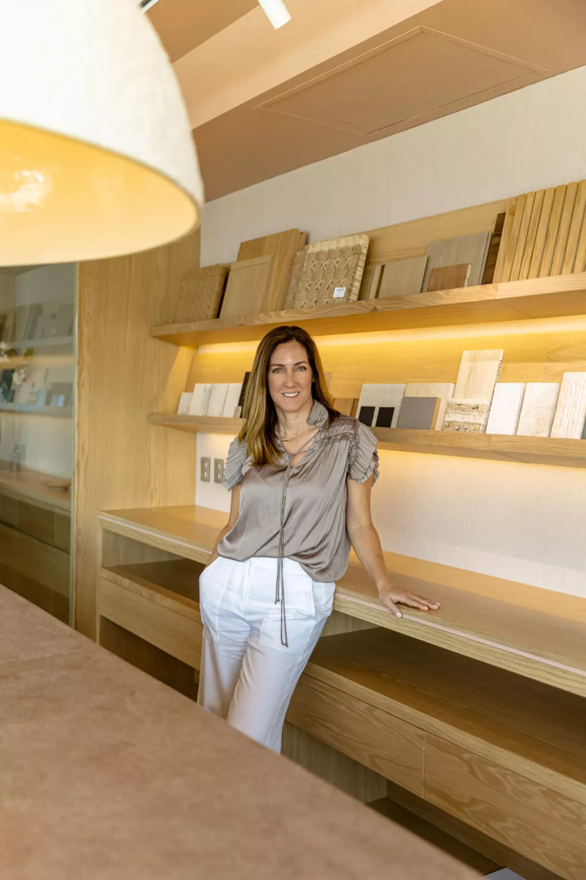 Diseñadora Ivette Berrondo en su despacho de diseño y arquitectura de interiores.