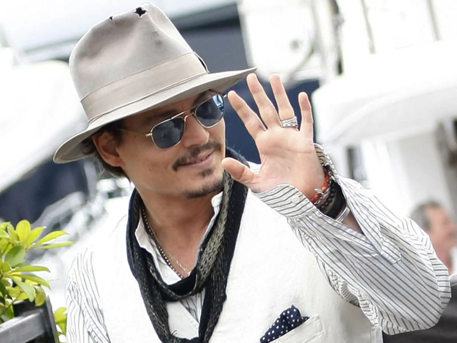 El sexy de Johnny Depp vendía plumas por teléfono antes de empezar con la actuación. Hoy es uno de los actores más taquilleros de Hollywood y entre sus personajes más importantes está el de Jack Sparrow de Piratas del Caribe.