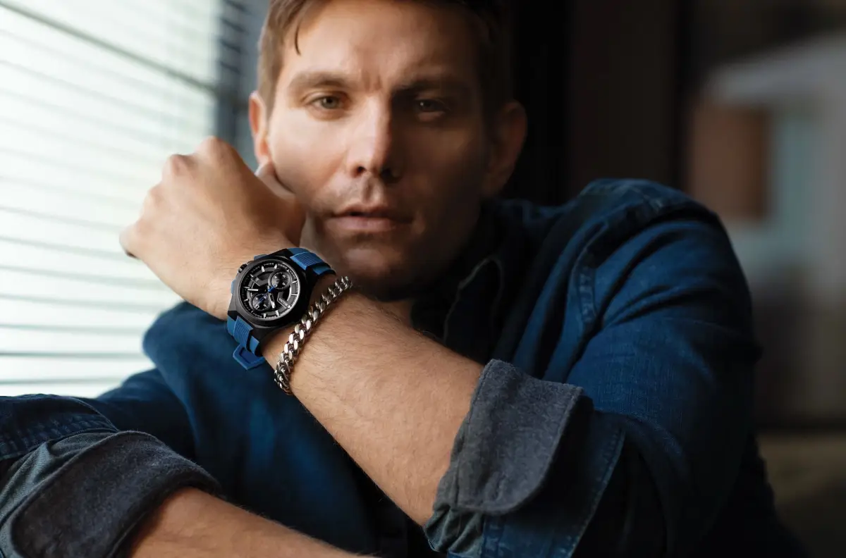 Hombre muestra el modelo 98B380 de la colección de relojes Maquina de Bulova
