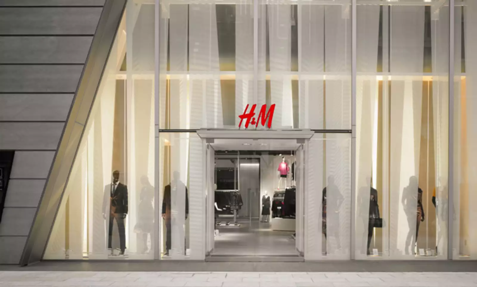 La primera tienda de la firma se abrió en el barrio de Ginza en 2008; actualmente tienen 15 establecimientos, que facturaron poco más de 230 mdd en 2011.