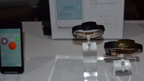 Es un brazalete que detecta la cantidad de exposición solar que recibe una persona y recomienda el grado de protección que se debe usar.