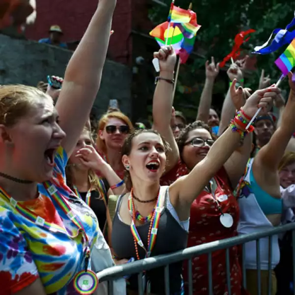 Una gran multitud se congregó en las calles de Nueva York para brindar por la decisión de la Corte Suprema estadounidense.