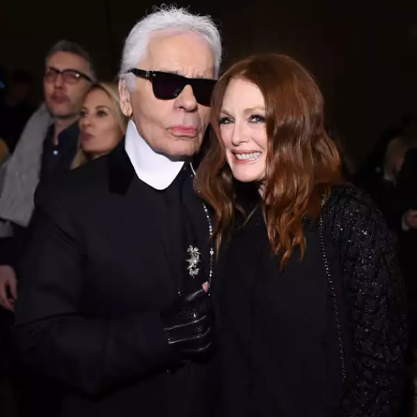 Julianne Moore también fue una de las celebridades que convivió un rato con el diseñador de Chanel.
