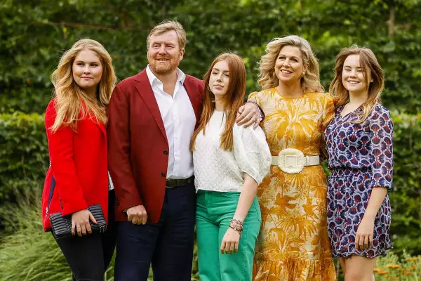 El rey holandés Guillermo, la reina Máxima, la princesa Amalia (izquierda), la princesa Alexia (al centro) y la princesa Ariane (derecha) durante la sesión de fotos de verano en el Palacio Huis ten Bosch en La Haya, Países Bajos.
