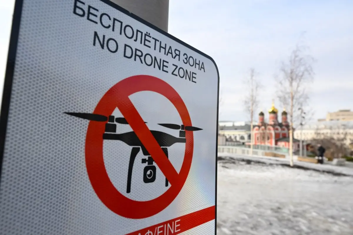 Un letrero de "Zona prohibida para drones" se encuentra en el parque Zaryadye, a poca distancia del Kremlin, ya que prohíbe que los vehículos aéreos no tripulados (drones) vuelen sobre el área, en el centro de Moscú el 15 de marzo de 2023.