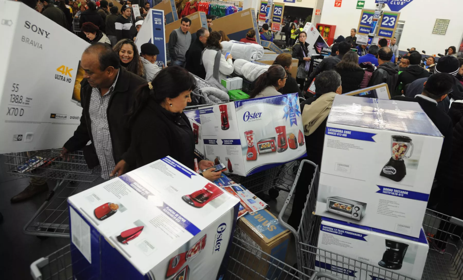 Personas comprando electrodomésticos durante el Buen Fin del año pasado.