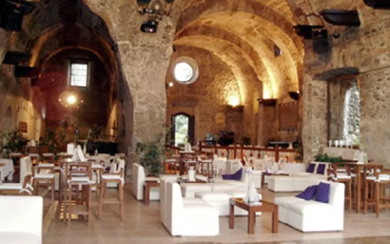 ¿Te gustaría hacer la recepción de tu boda totalmente diferente a lo tradicional? que te parece basarte en una nueva tendencia y darle a la celebración de tu boda un estilo tipo lounge.