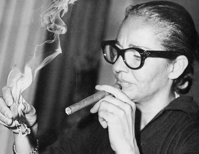 Acostumbraba a fumar puros y, uno tras otro, cigarros Pall Mall.