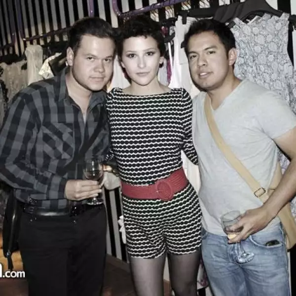 Louis Karlos,Nancy James y Gabriel Maurer