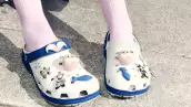 Crocs y Dr. Simi lanzan una colaboración: cuánto cuesta y qué distingue a la alianza