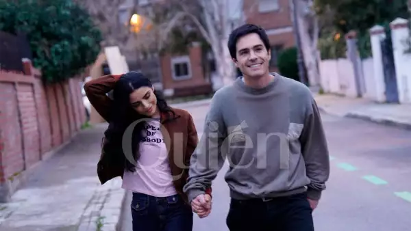Aislinn Derbez y Mauricio Ochman tomados de la mano en Madrid