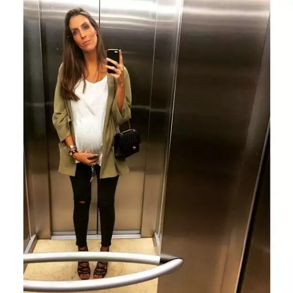 ¿Quién dice que se pierde el estilo estando embarazada? Bibiana Hernández nos muestra lo contrario con un look casual chic.